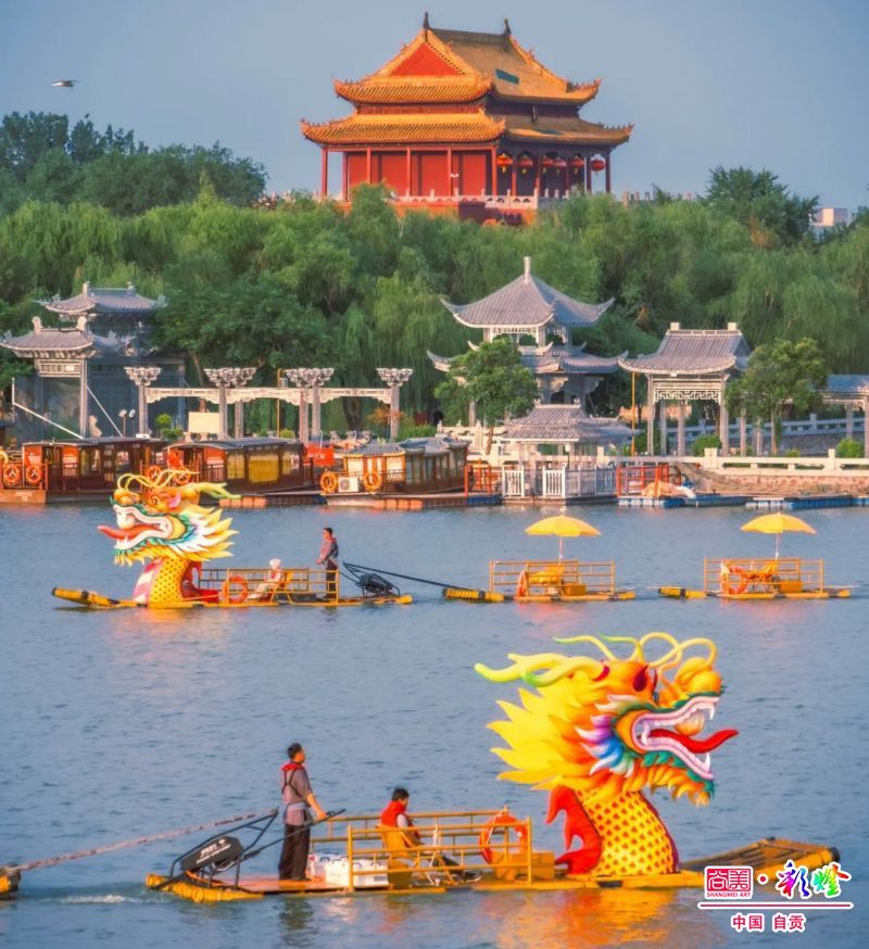 开封夜韵:竹筏龙船巡游的古今交响