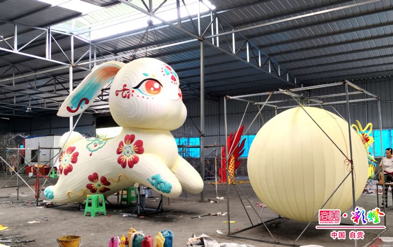 月兔踏云来：自贡彩灯点亮重庆光环的中秋诗意
