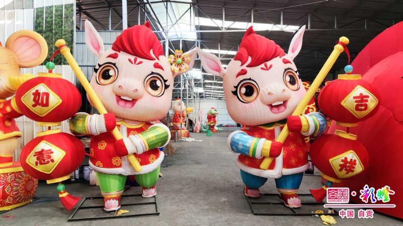 当卡通萌马彩灯撞上民俗市场的现实